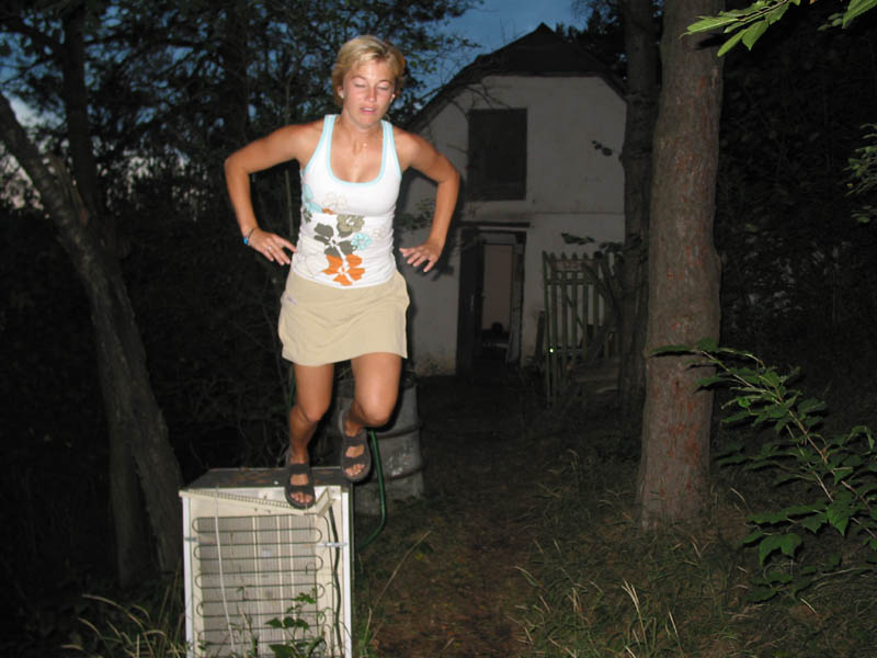 Skok V s průlomem zadního traktu ledničky