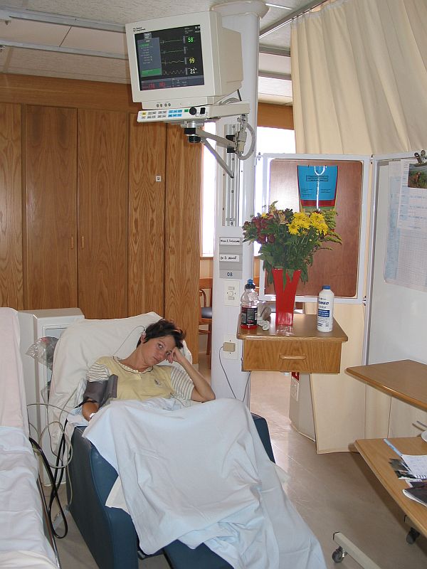 Smutna Holka v kresle