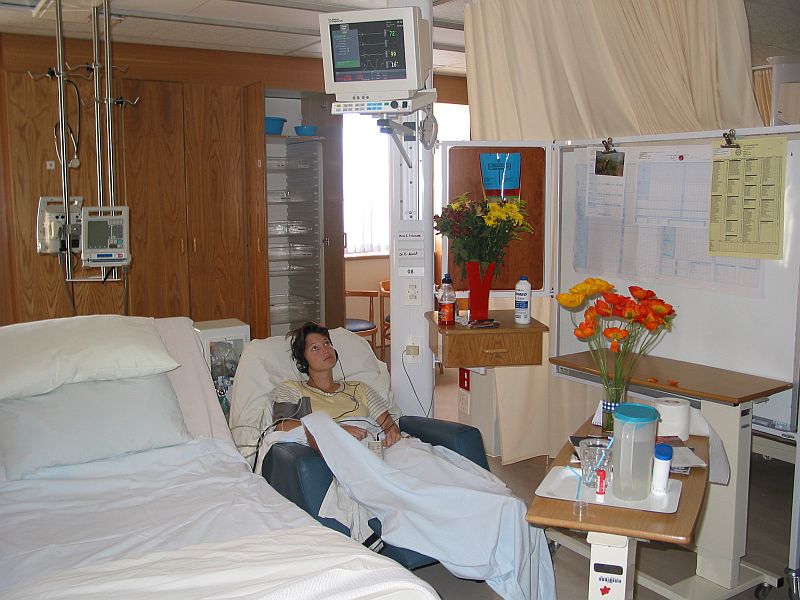 Holcicka sledujici televizi