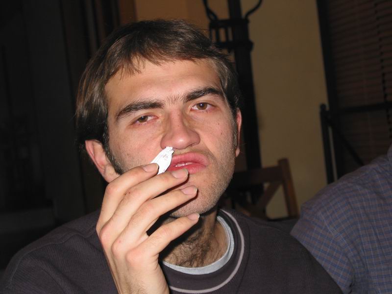 moklovi teče z nosu papír