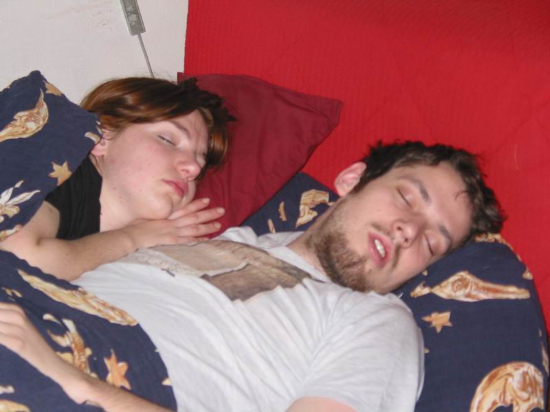 zuzička s pejskem v posteli