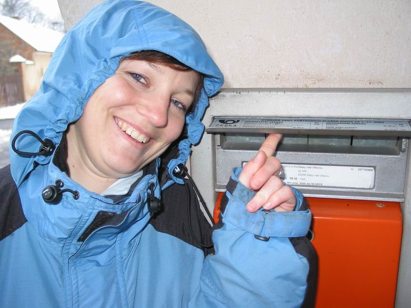 holčička leze do poštovní schránky