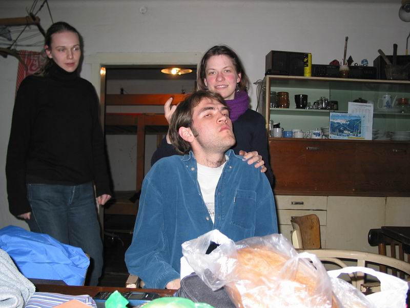 Eliška vybírá moklovi vši, Radovan lačně přihlíží