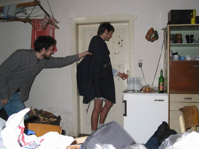 Pejsek škádlí mokla bosou nohou