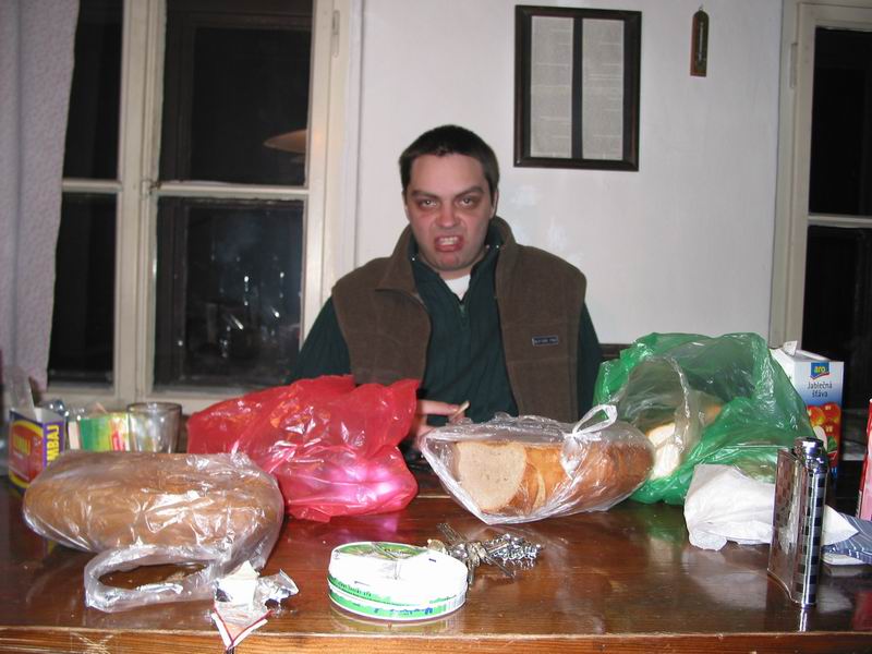 Vrbův nesympatickej fejs za hromadou žrádla