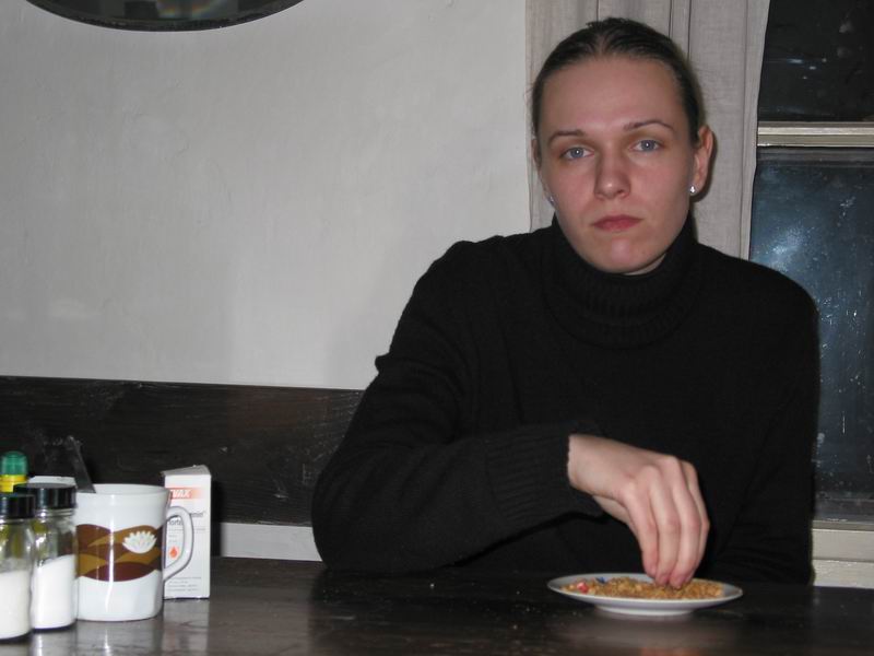 Radovan zobe svojí pochybnou potravu