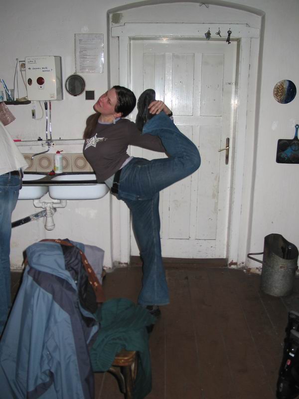 Ta holka je snad ohebná...