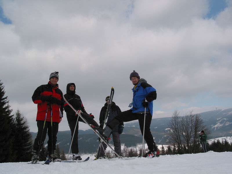 Grupa sjezdařů, červenej jezdí nejlíp a vrba je nejvíc vidět