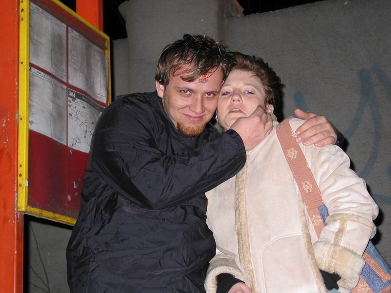 Rupek (s tetováním na čele) s holčičkou