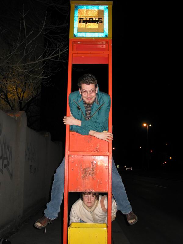 Pejsek s holčičkou na zastávce