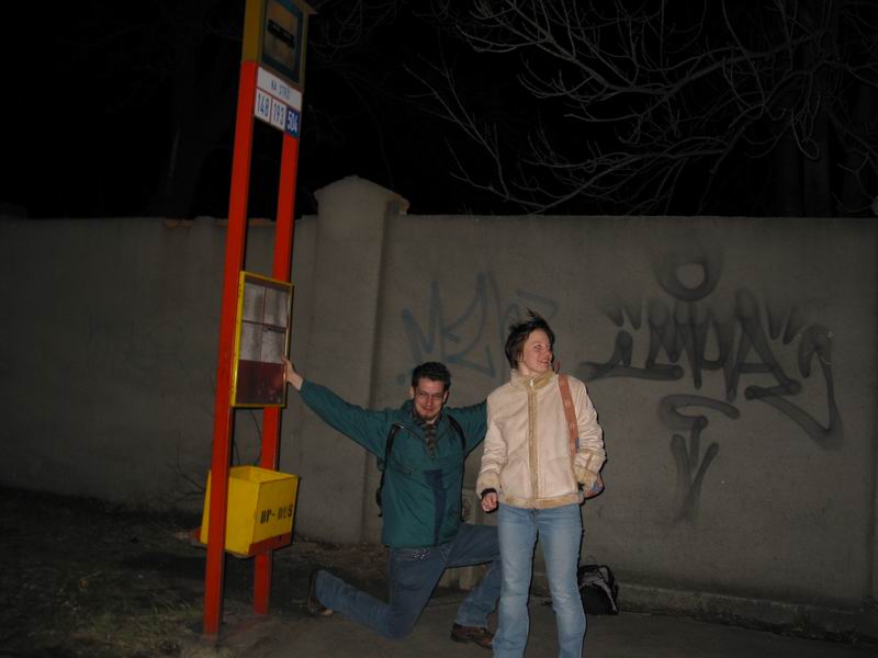 Pejsek se klaní, holčička vyhlíží autobus