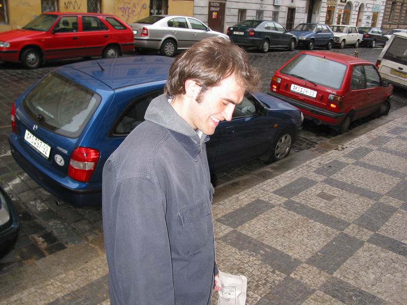 Mokl pozoruje Tobiho výkon...