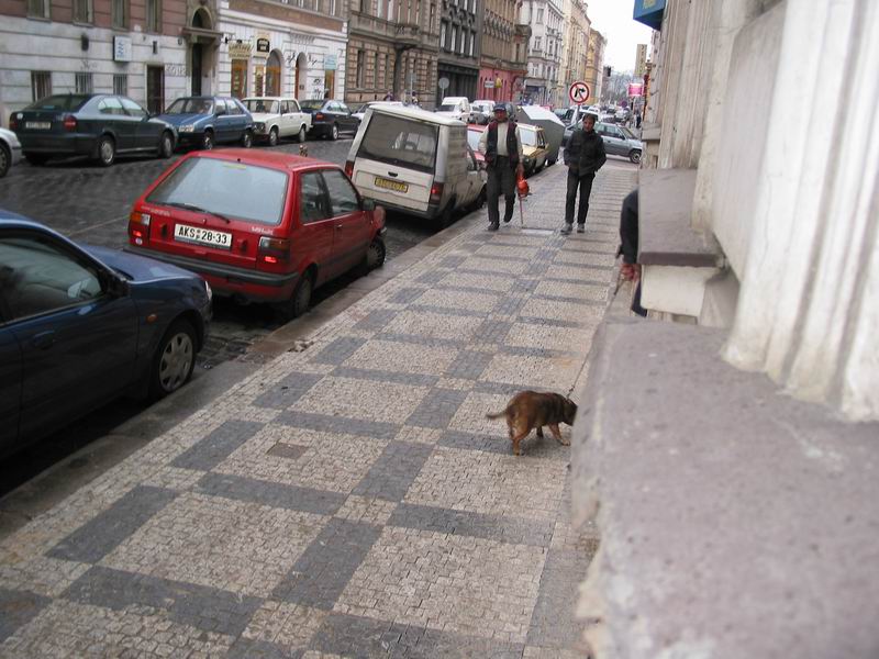 ...a konečně vchází do baráku!