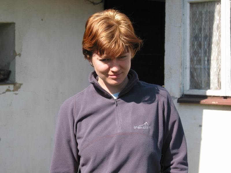 Holčička před chajdou