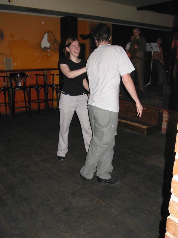 Pejsek s kočičkou jako první na parketu