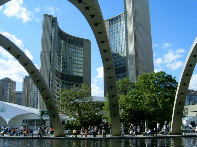 radnice v Torontu do jejíchž oken stále svítí slunce