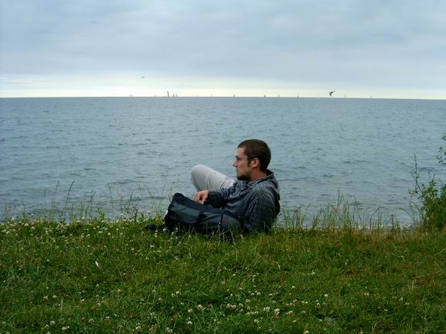 jezero ontario s plachetnicemi na obzoru