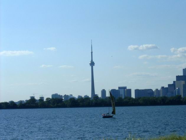 CN tower a plachetnice