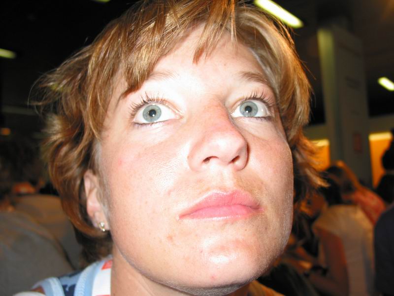 Holčička zklamaně hledí vdál