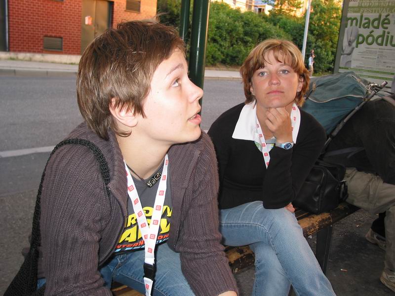 Děvečky na lavičce