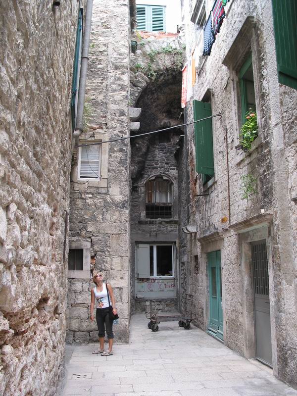 Holčička ve splitskym bludišti