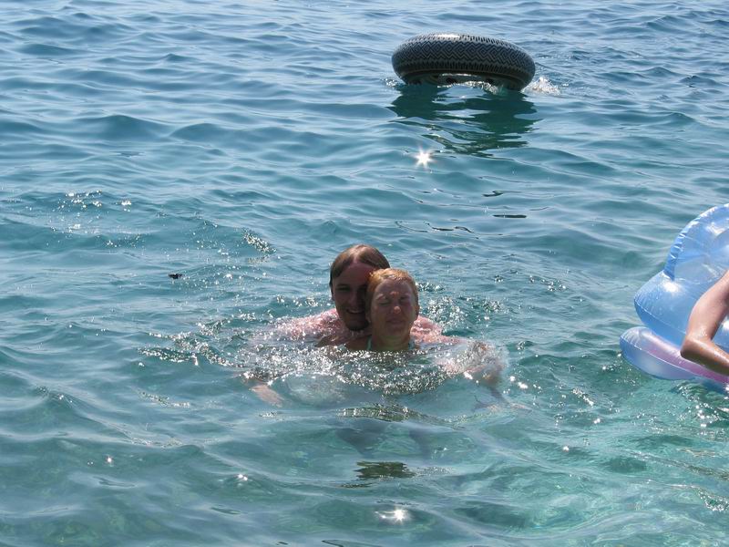 Rupek s holčičkou v móři