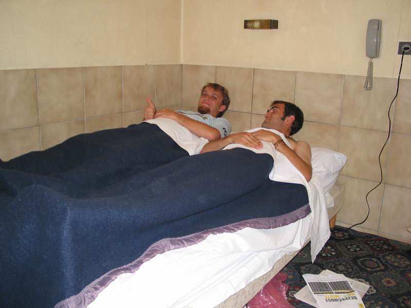 2 parťáci a moklův typický PE pod pěřinou