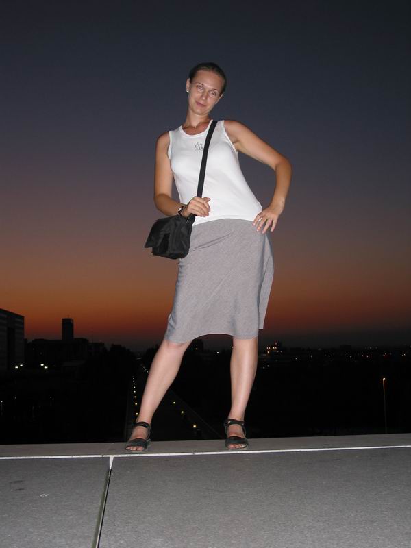 Radovan pózuje na kraji archy