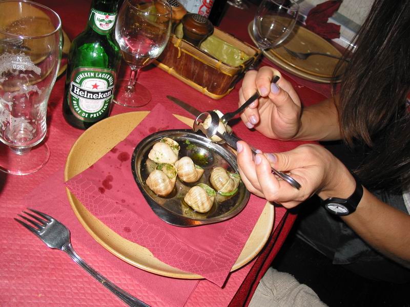 Eliška pojídá prázdný šnečí skořápky