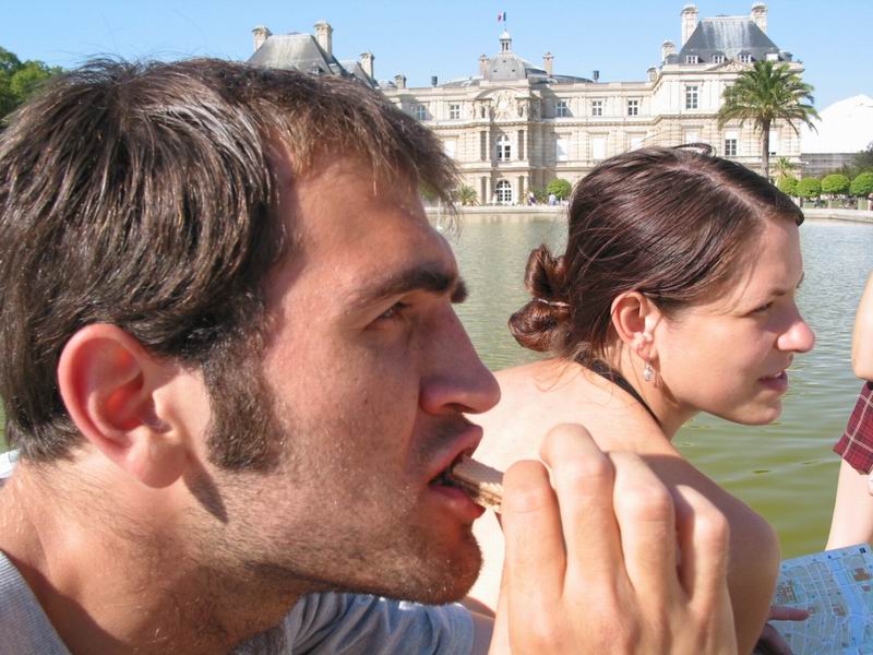 Mokl žere u kašny v lucemburskym žardénu