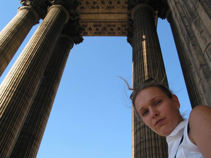 Radovan sedící na průčelí pantheonu