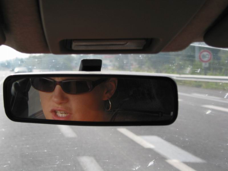 Řidička hlasitě halasí