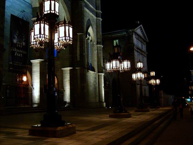 lucerny před Notre Dame