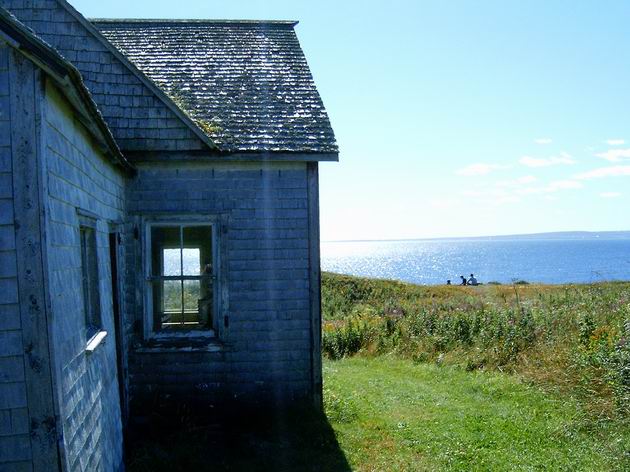 průhled opuštěným rybářským domkem