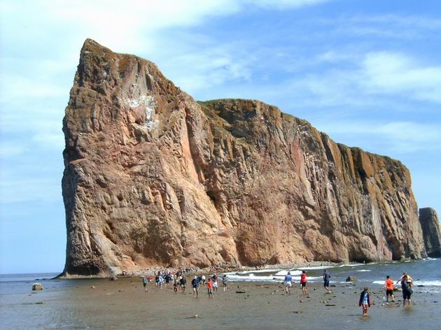 s odlivem se všichni turisté chtějí dostat ke skále