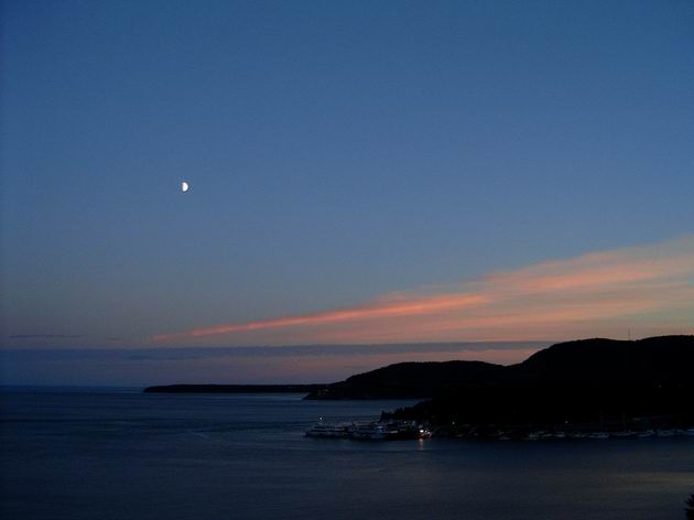 pešek a západ slunce nad řekou svatého Vavřince