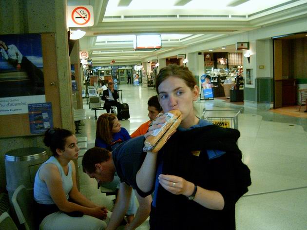 a žere (brzy jí bude špatně)