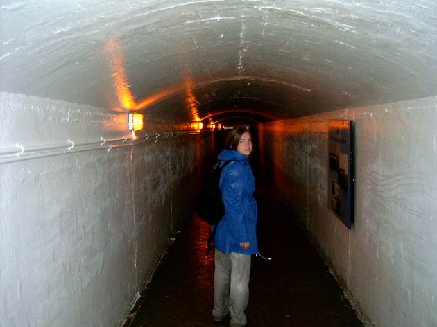 zuzička v chodbě za vodopády