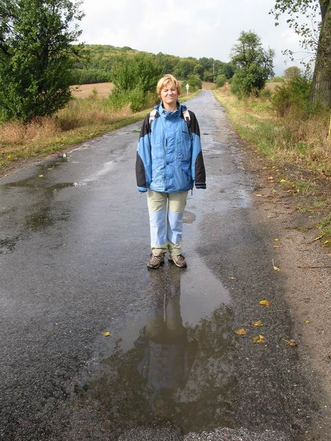 Holčička na průzkumný cestě do Dětenic