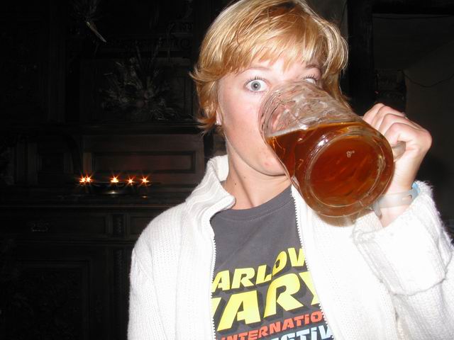 Holčička v krčmě