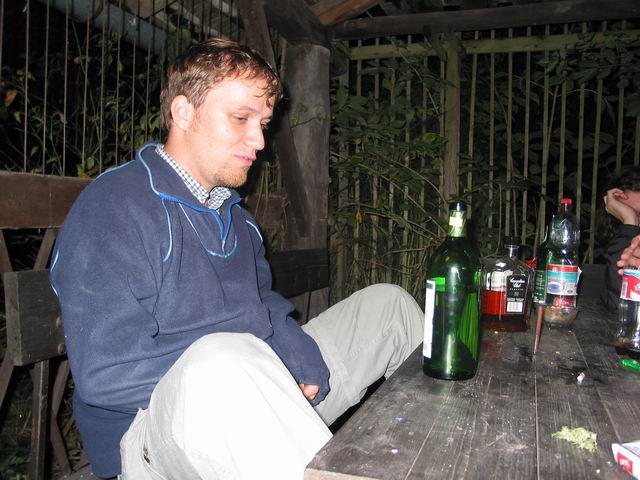 Rupek rozkročen přemýšlí