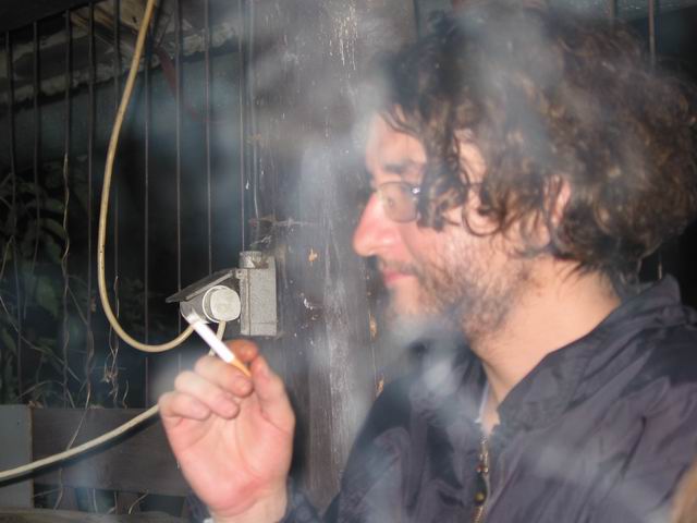 Panča v mračnu kouře neustále se vznášejícím v ovzduší