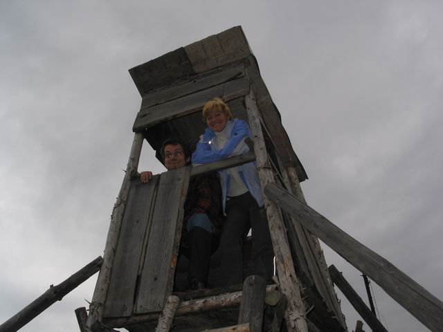 Pejsek s holčičkou na posedu