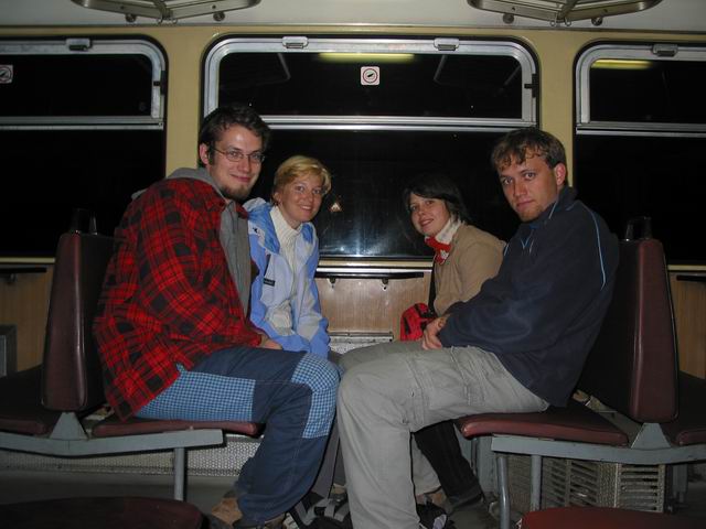 Ve vlaku OS 15822, se samosbslužným odbavováním cestujících