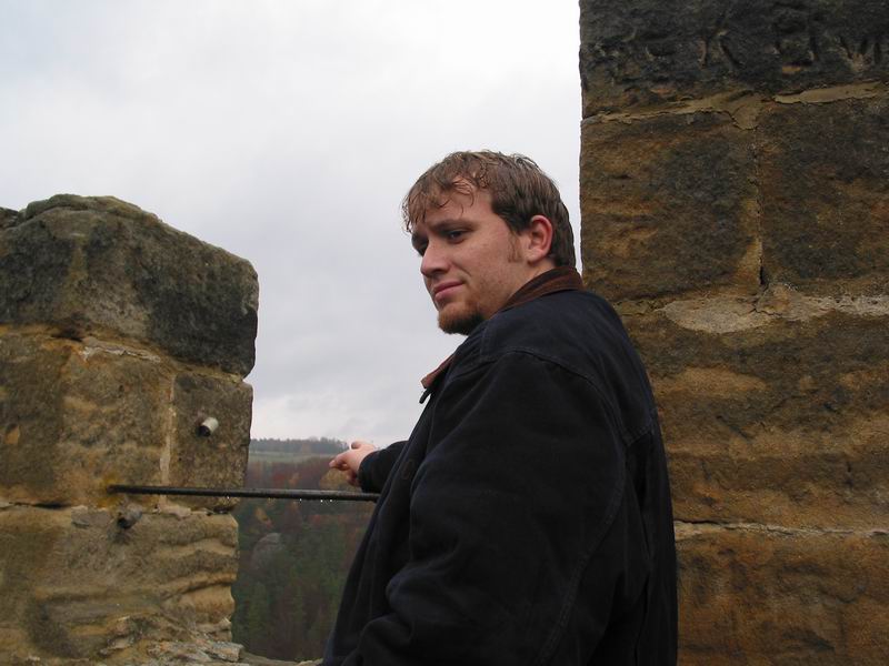 Rupek ukazuje, odkud za chvíli vyfotí fotec.