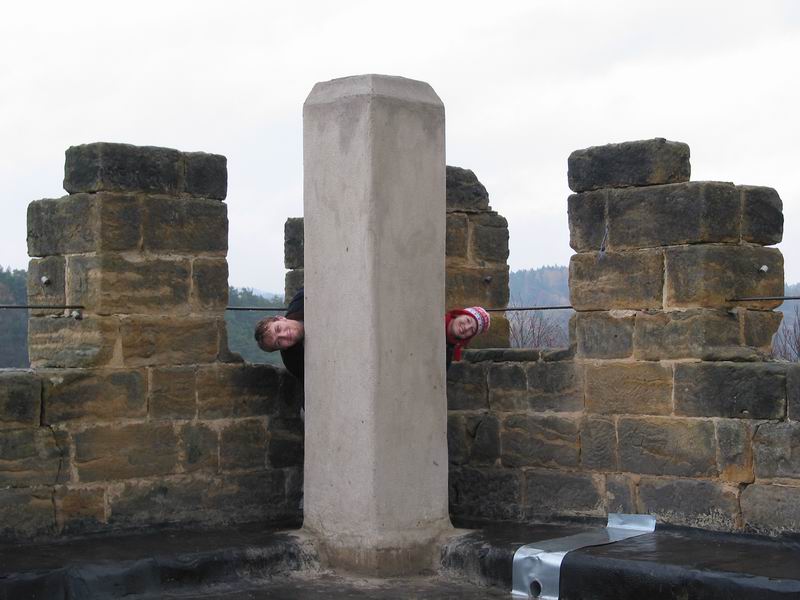 Schovávačka za komínem