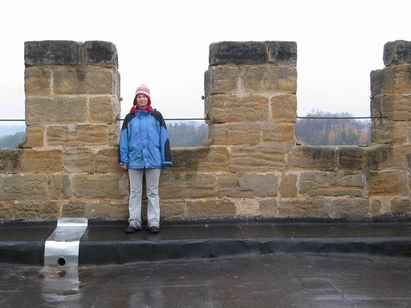 Holčička sama smutná