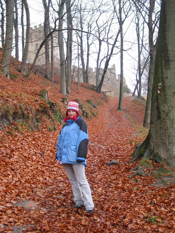 Holčička v podhradí