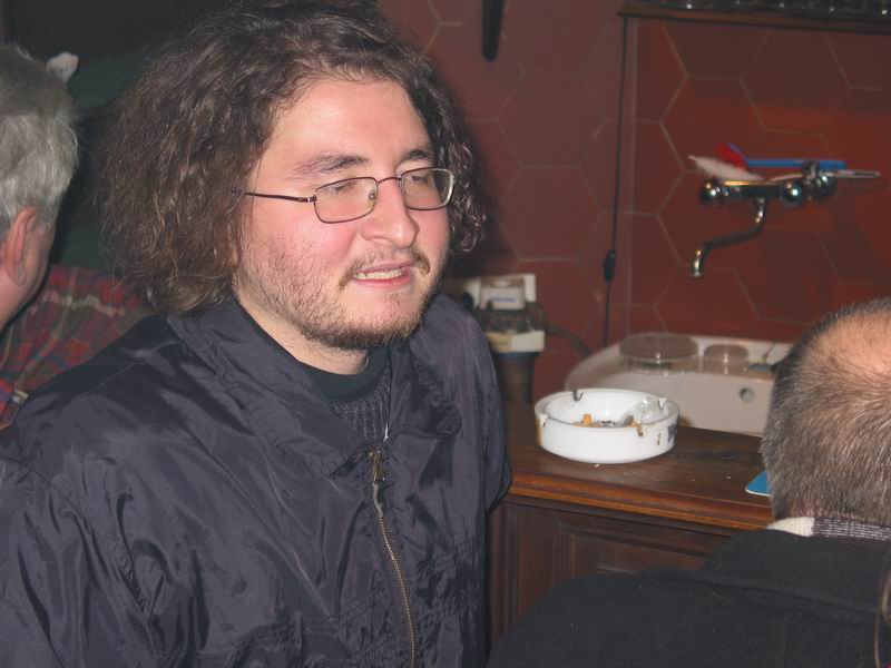 Pancha v družném hovoru se štamgasty v arestu