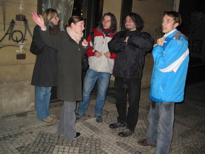 Podpůrný tým mezitím našel cestu k lanovce